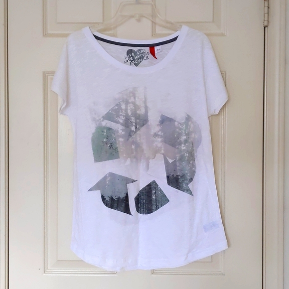 NWOT. H&M 100% Organic Cotton Short Sleeve Loose Fit Tee w/front color patterns. - Picture 1 of 4